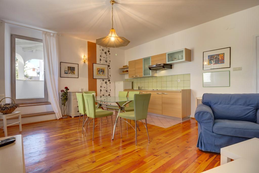Apartments Mandarina Mali Losinj Ruang foto