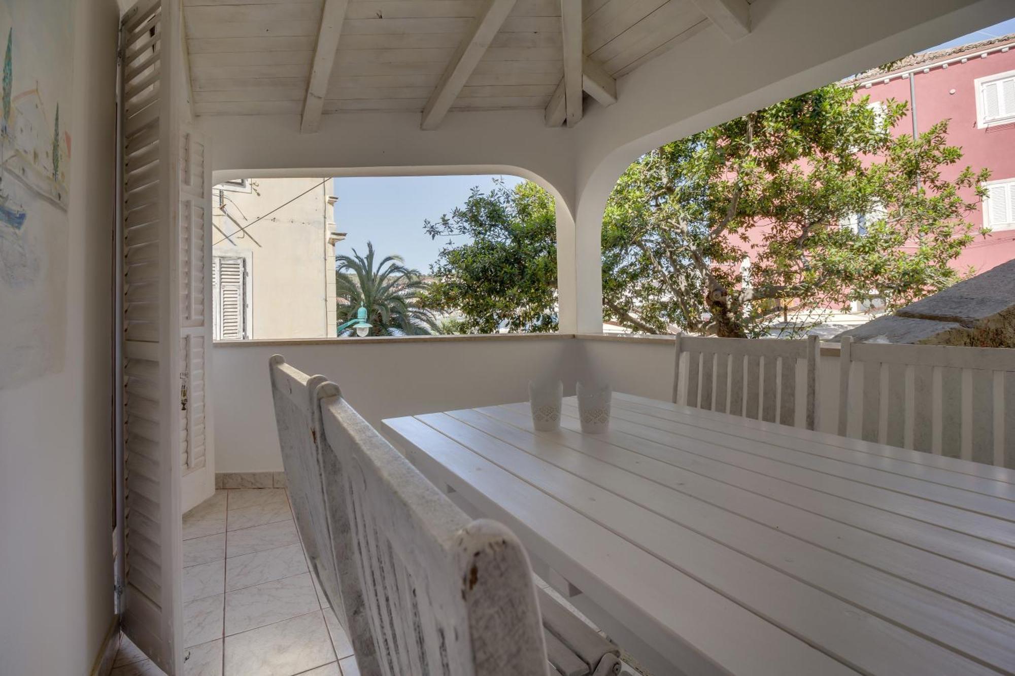 Apartments Mandarina Mali Losinj Ruang foto